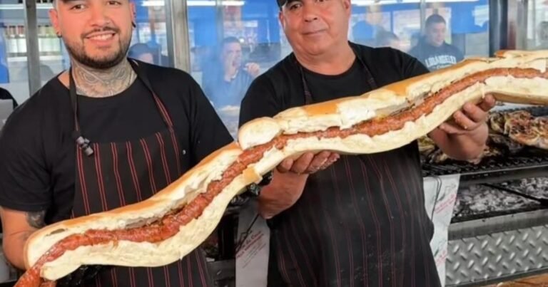 La parrilla del conurbano que vende sándwiches de chorizo de un metro