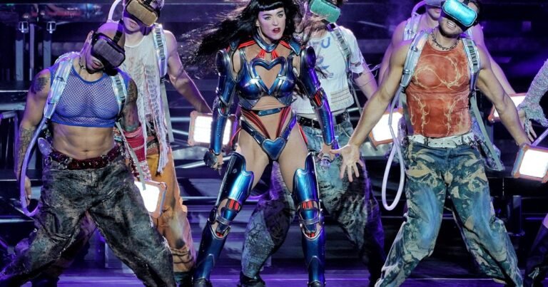 Katy Perry se dio el gusto de cantar "No llores por mí Argentina" ante un estadio lleno en Buenos Aires