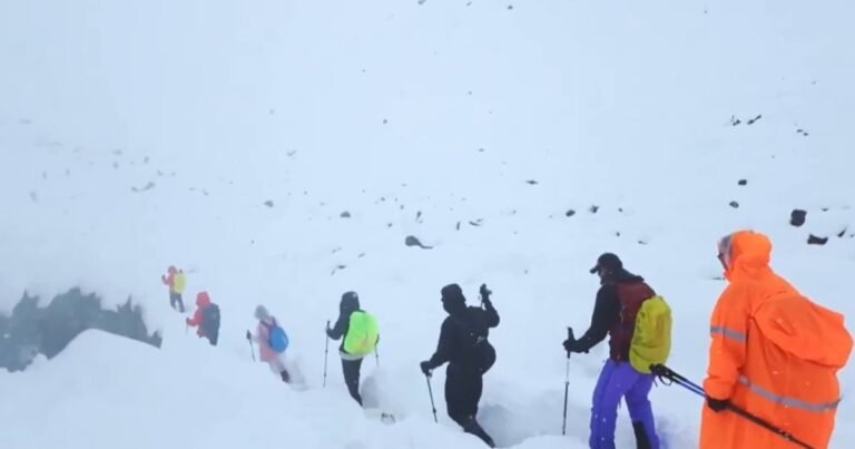 Monte Everest: rescatan a parte de los montañistas atrapados a casi 5.000 metros de altura pero cientos siguen varados