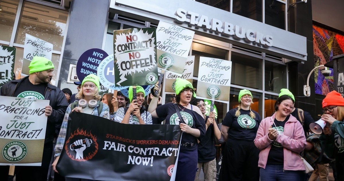 Starbucks cierra cientos de tiendas y anuncia una ola de despidos