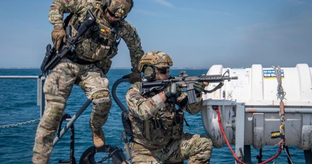 ¿Cuál es la conexión de Ron DeSantis con los Navy SEAL, el comando élite de la Armada de EE.UU.?