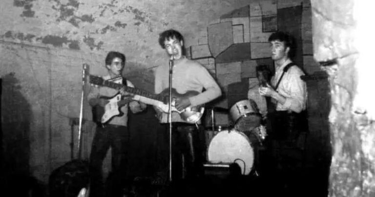 Las dos fotos inéditas de los Beatles en The Cavern encontradas 60 años después