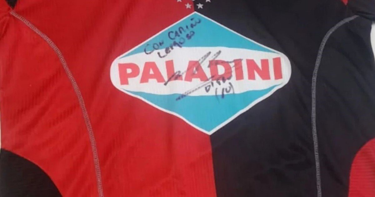 Recuperaron la camiseta de Newell’s firmada por Maradona que habían robado en una muestra en Córdoba