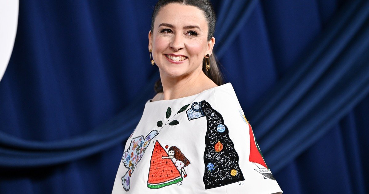 Ms. Rachel apareció en una alfombra roja con un vestido hecho de dibujos de niños de Gaza