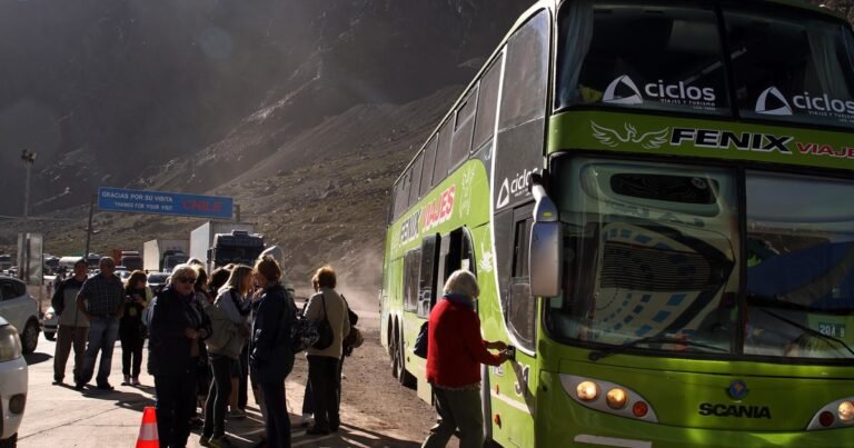 Un viaje de terror: asaltaron a un tour de compras argentino en Chile, les robaron hasta los documentos y ahora están varados