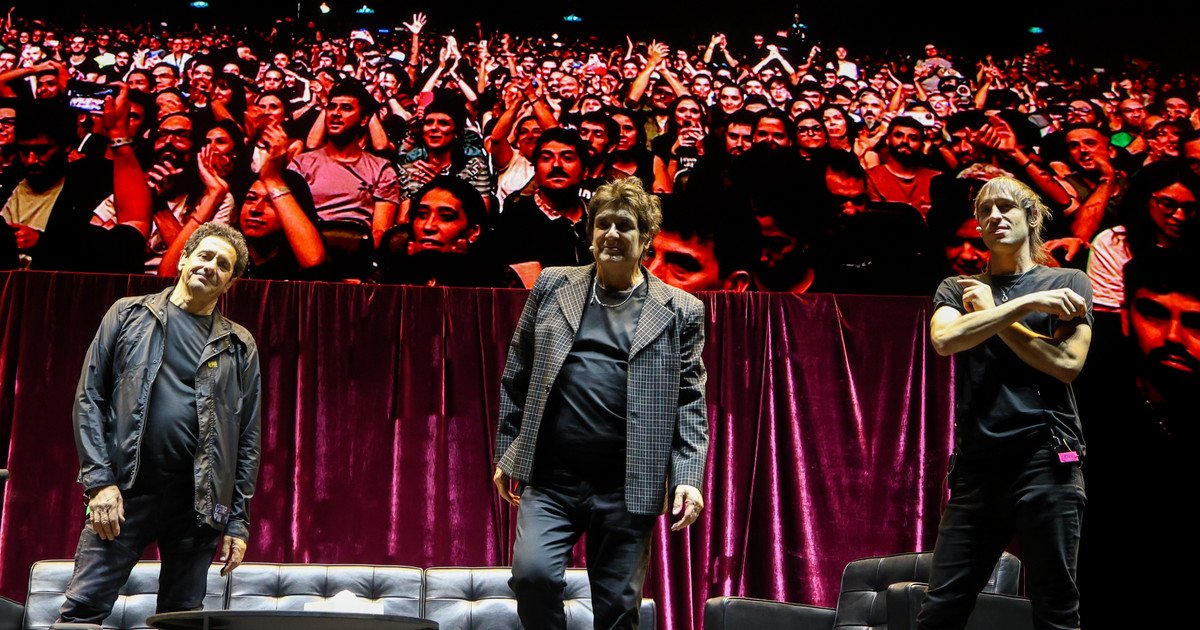 Divididos llenó un estadio sin tocar una sola nota: pasaron el nuevo disco, mostraron un documental y respondieron preguntas