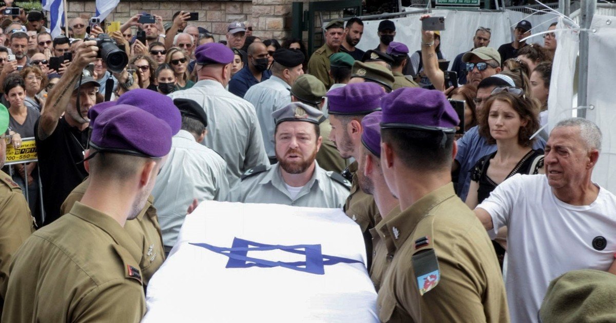 Cientos de personas asisten al funeral del soldado israelí Hadar Goldin, cuyos restos estuvieron en Gaza 11 años: Netanyahu no fue