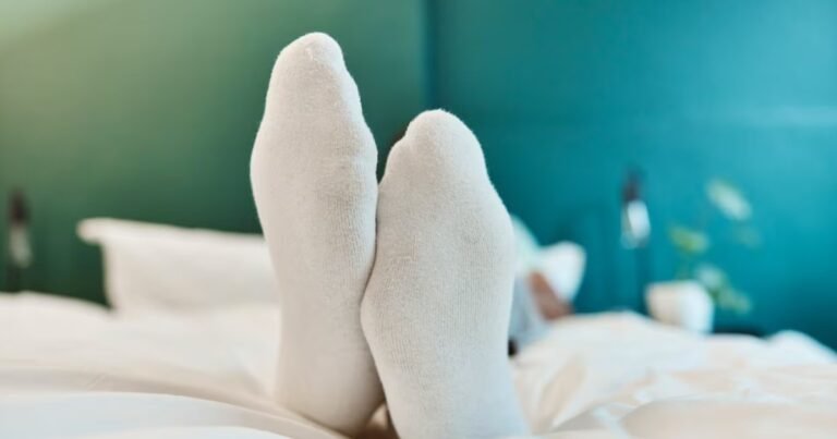 Dormir con medias: qué revela este hábito según la psicología y los expertos