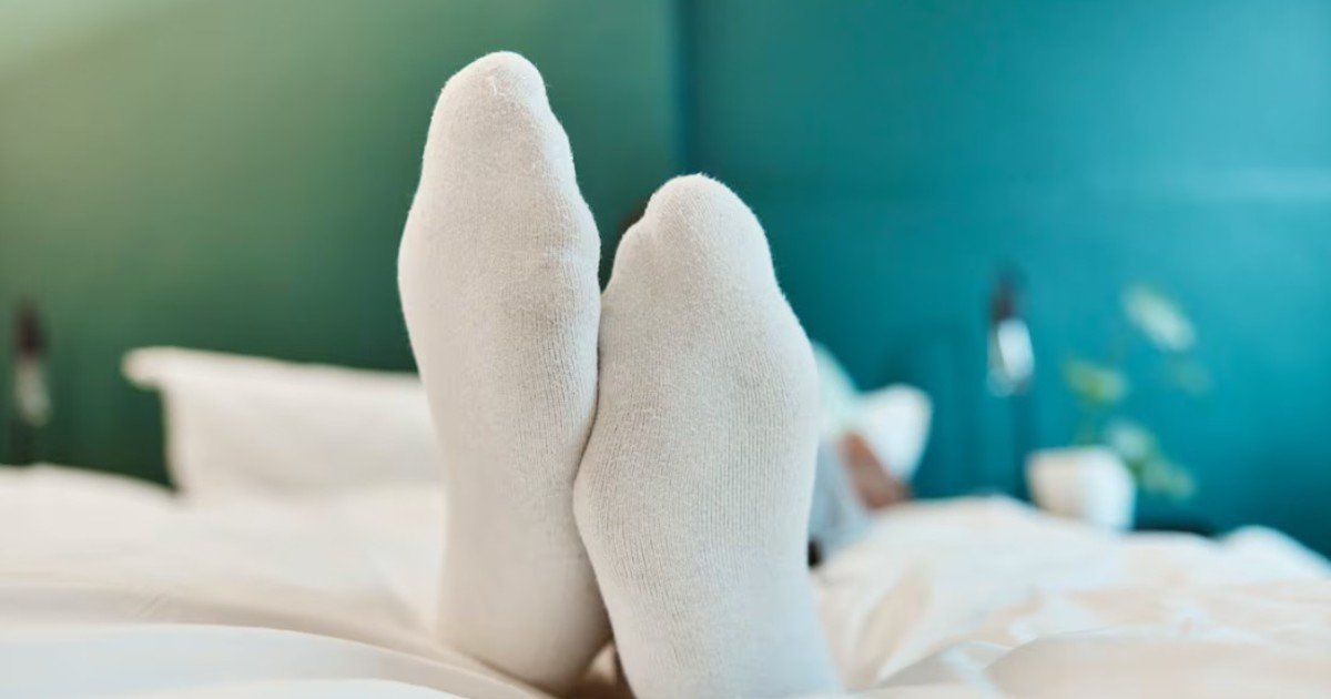 Dormir con medias: qué revela este hábito según la psicología y los expertos
