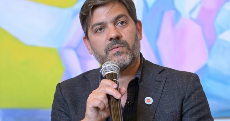 Carlos Bianco respondió con una ironía la chicana de Diego Santilli: "Por ahí no me puede contestar porque está buscando oficina"