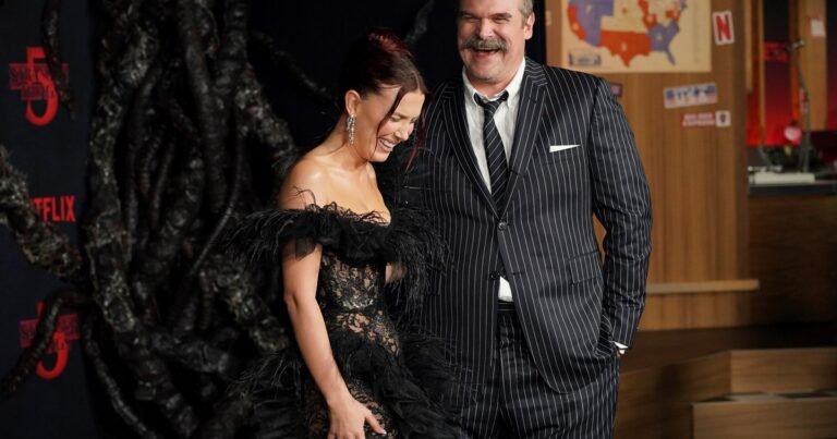 Millie Bobby Brown y David Harbour se abrazaron en la premiere de Stranger Things, tras los fuertes rumores de una denuncia por acoso