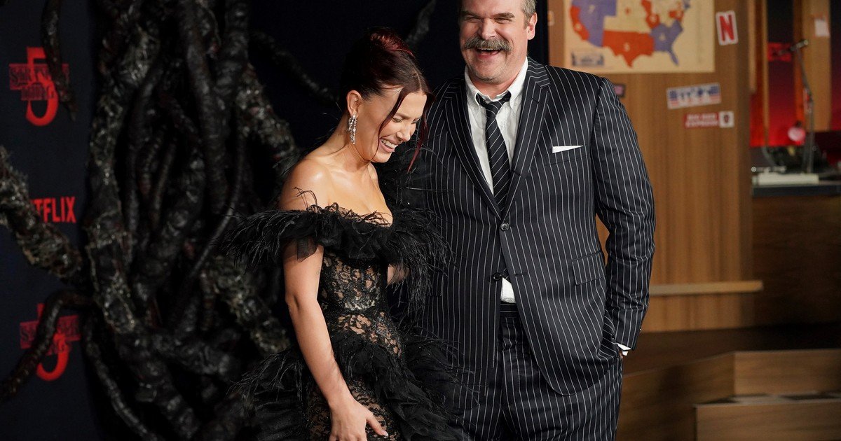 Millie Bobby Brown y David Harbour se abrazaron en la premiere de Stranger Things, tras los fuertes rumores de una denuncia por acoso