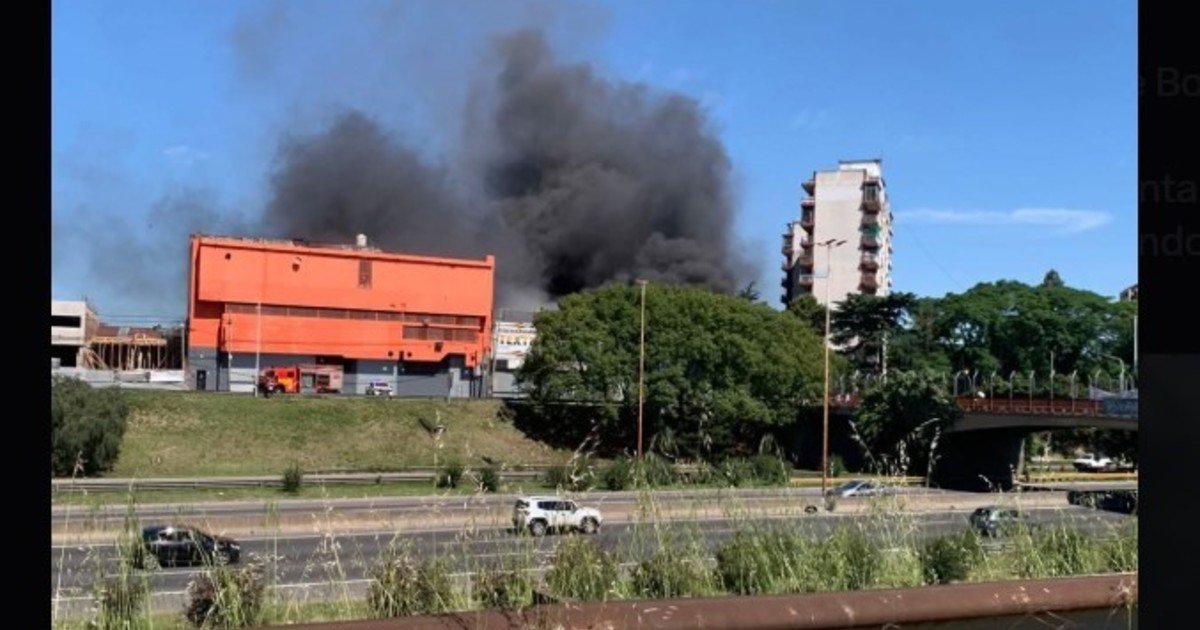 Importante incendio en Villa Celina: pérdidas totales en una fábrica textil