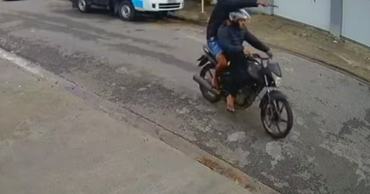 Brasil: embistió con su camioneta a un motochorro que quiso robarle e hizo marcha atrás para aplastarlo cuando estaba en el piso