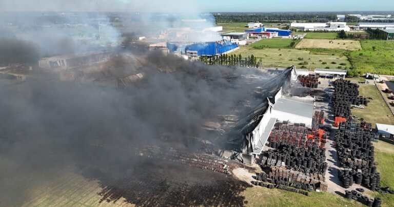 "Fue algo dantesco y nunca visto": el dramático relato de un empresario que recorrió la zona del incendio y explosión en Ezeiza