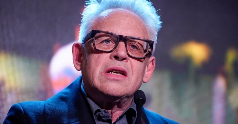 Bill Condon unió a Diego Luna y Jennifer Lopez en un musical que transcurre durante la última dictadura argentina