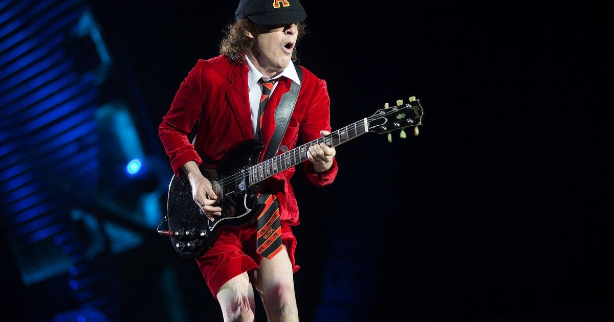 Si sos realmente fan de AC/DC, tenés que saber por qué Angus Young se viste de colegial
