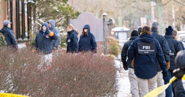 Sigue la búsqueda implacable del sospechoso por el tiroteo en la Universidad de Brown, el FBI difunde nuevas imágenes y videos