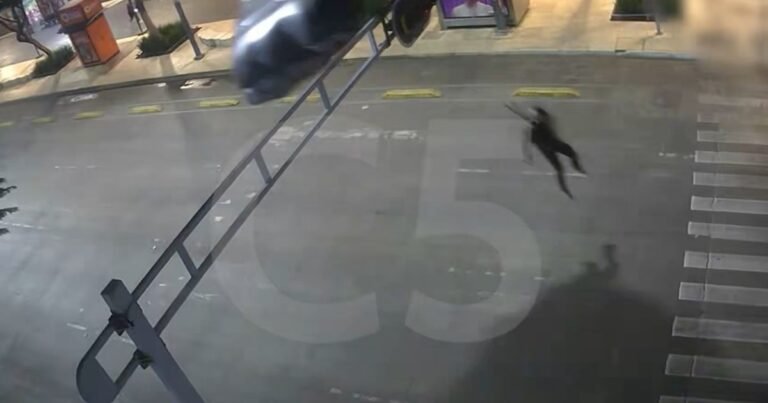 Video: un paracaidista terminó colgado de un semáforo