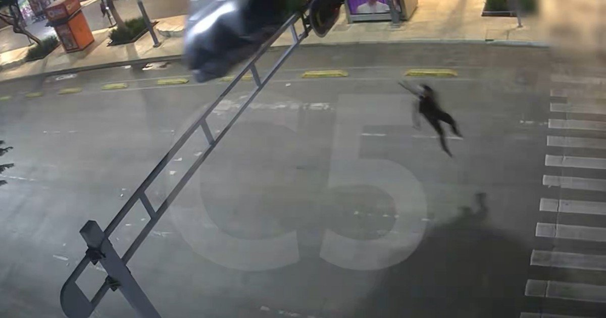 Video: un paracaidista terminó colgado de un semáforo