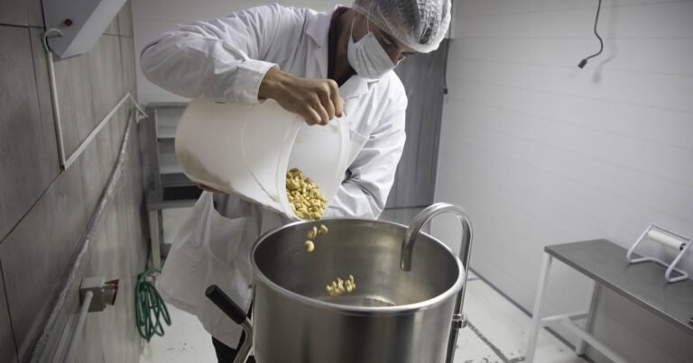 Reforma laboral: qué cambia en indemnización, vacaciones, horas extra, salarios y jornada laboral según el proyecto que Milei mandó al Congreso