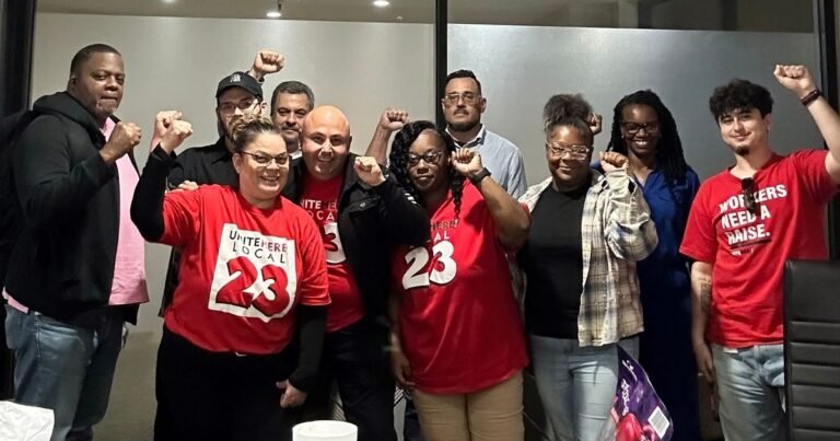 Buenas noticias para Houston, Texas: cientos de empleados lograron un aumento inmediato del 25% en su salario