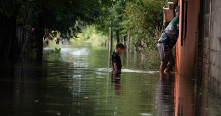 Continúa la alerta por tormentas en el norte argentino mientras Corrientes enfrenta inundaciones