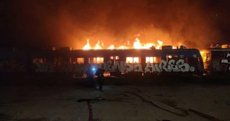 Impactante incendio de vagones abandonados en un predio de Colegiales