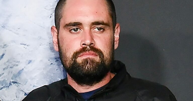 El hijo de Rob Reiner está bajo vigilancia por riesgo de suicidio mientras sigue la investigación por la muerte de sus padres