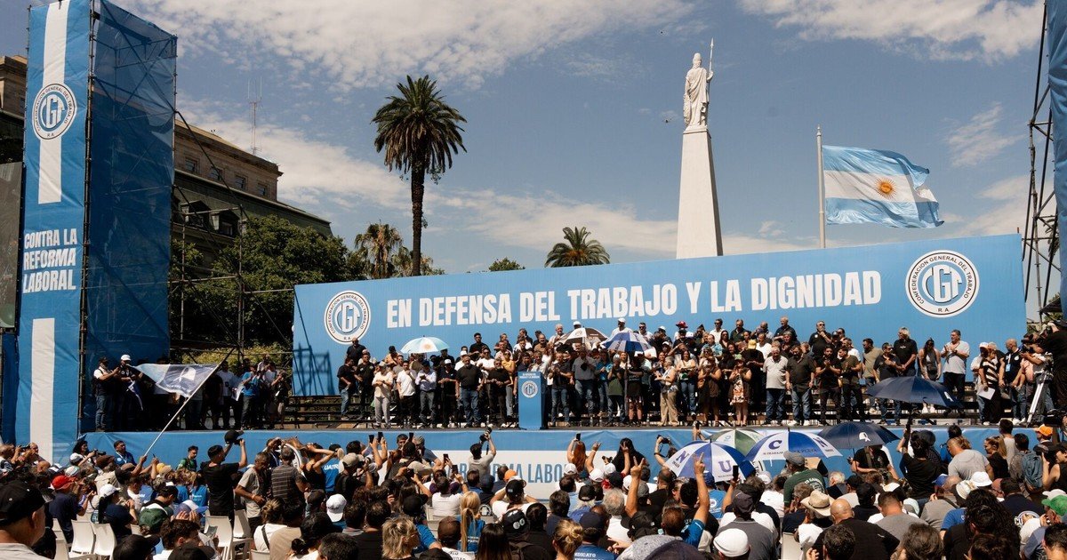 La CGT marchó a Plaza de Mayo contra la reforma laboral y advirtió por el inicio de un plan de lucha con paro nacional