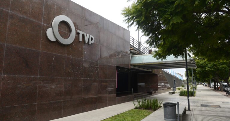 Ajuste en los medios públicos: el Gobierno busca desprenderse de 500 empleados de la TV Pública y Radio Nacional