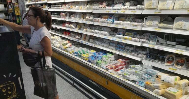 Alertan por una bacteria en un queso de una reconocida marca: el comunicado de la ANMAT y el SENASA