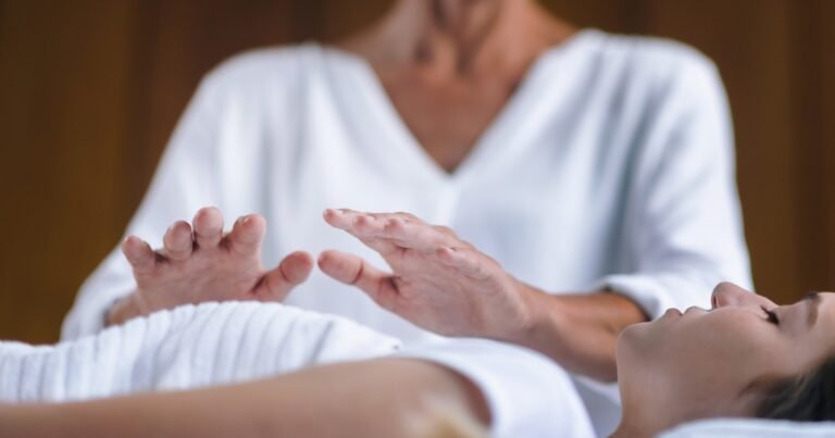 De las constelaciones familiares a la bioenergética y el reiki, la lista de pseudoterapias psicológicas más perjudiciales