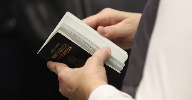 El Renaper anunció cambios y actualizaciones en el DNI y el pasaporte: cómo serán los nuevos formatos