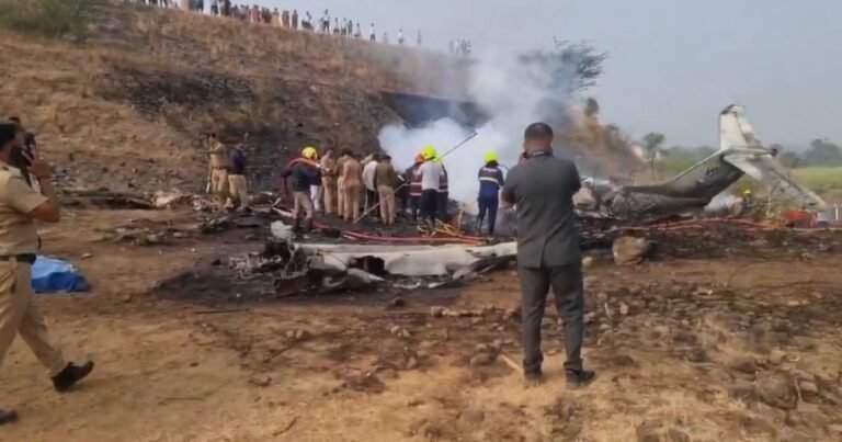 Cayó un avión en India: murieron cinco personas, entre ellas una figura clave de la política local