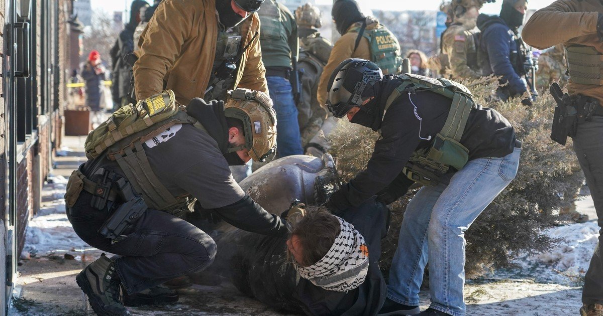 Un nuevo video muestra cómo agentes del ICE mataron a un hombre en Minnesota: Trump denunció que estaba armado