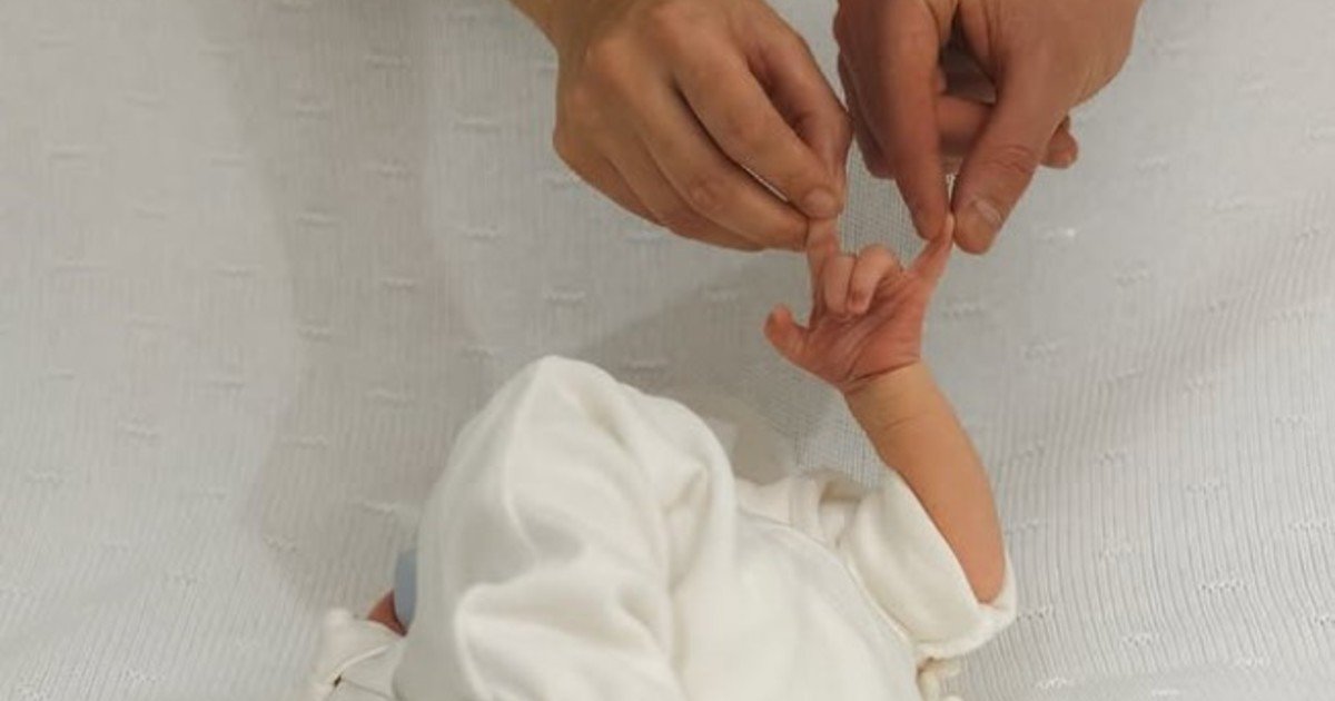 Julián Alvarez presentó a Amadeo, su primer hijo, con una foto en modo Hombre Araña que se hizo viral y recibió miles de comentarios