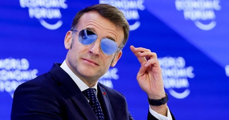 Por qué Emmanuel Macron usó anteojos de sol durante su discurso en el Foro de Davos