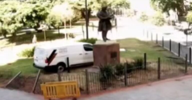 Impactante accidente en Recoleta: una camioneta perdió el control, traspasó una reja y se subió a una plazoleta