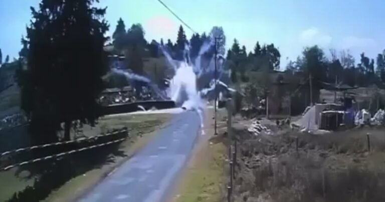 Un motociclista saltó por los aires al explotar la pirotecnia que llevaba en su moto