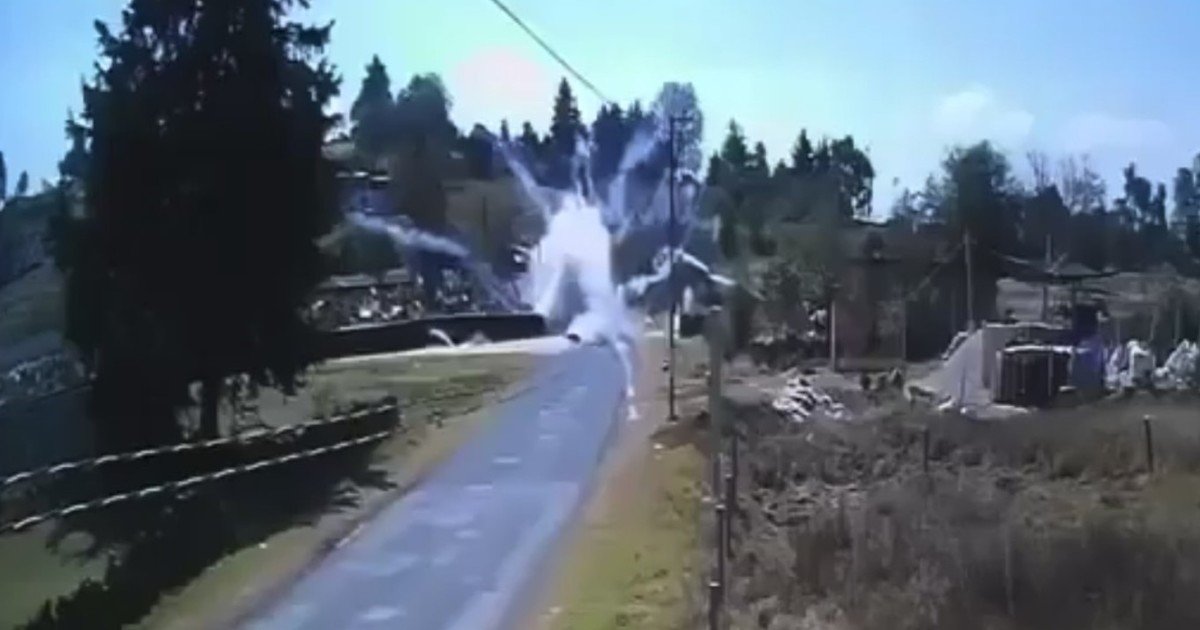 Un motociclista saltó por los aires al explotar la pirotecnia que llevaba en su moto
