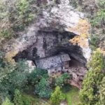 El hombre que vive solo en la entrada de la cueva de una montaña: "Este entorno es agradable"