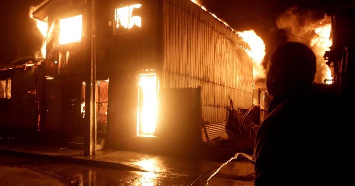 Confirman 16 muertos por los incendios forestales en el sur de Chile: hay más de 50 mil evacuados