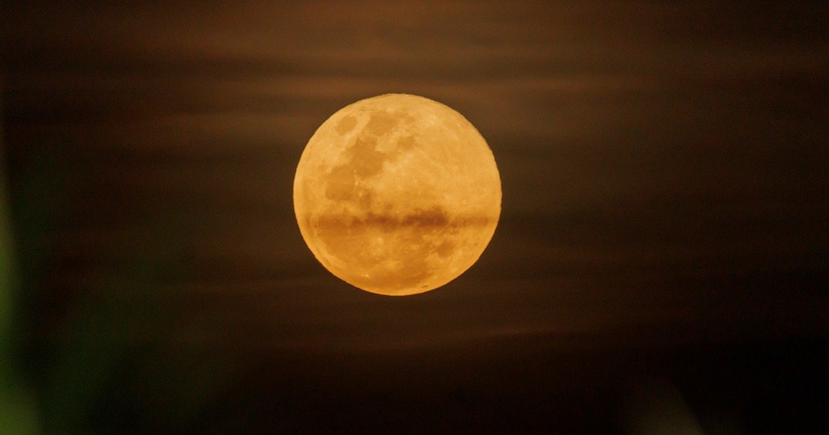Cómo fue el fenómeno que unió una superluna y una lluvia de meteoros, con un espectáculo en el cielo de EE.UU.