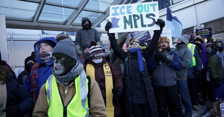 Policía arrestó a manifestantes religiosos en protesta contra el ICE en aeropuerto de Minnesota y se eleva la tensión