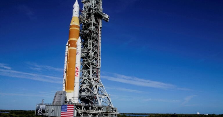 La NASA trasladó su gigantesco cohete a la plataforma de lanzamiento antes de la misión Artemis 2