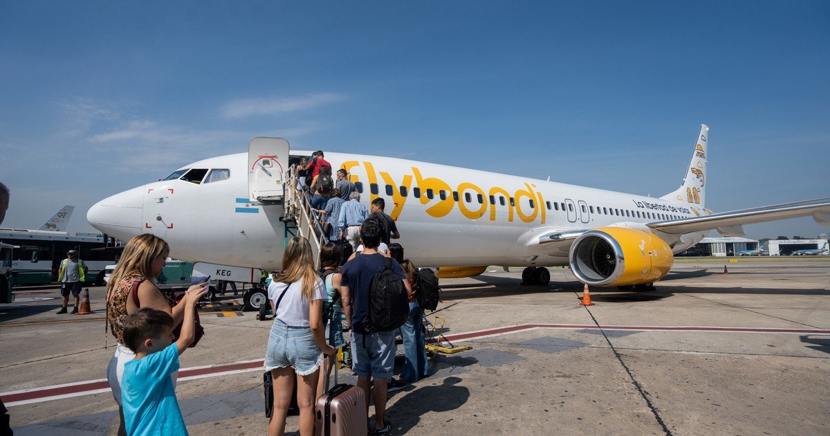 Un vuelo de Flybondi demoró nueve horas su despegue: la ira de los pasajeros porque no salía