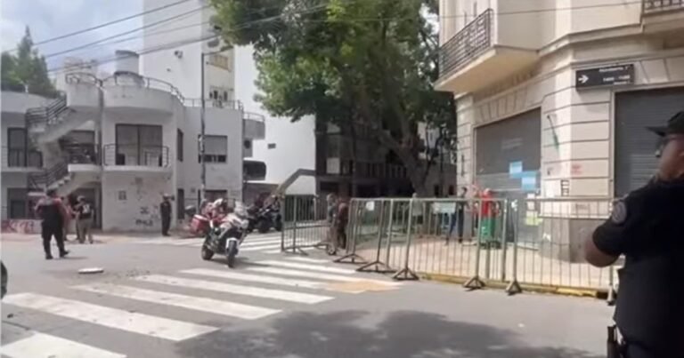 Accidente fatal frente a la casa de Cristina Kichner: un taxi atropelló a un peatón tras ser chocado por una moto robada