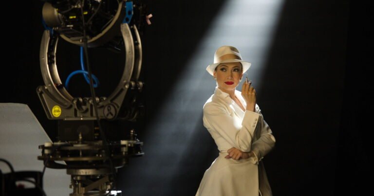 Por qué ni Jennifer Lopez ni Diego Luna logran que El beso de la Mujer Araña enamore