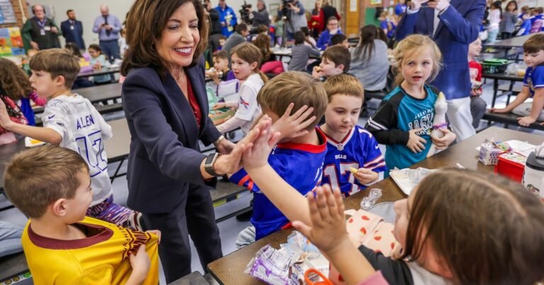 Buenas noticias para Nueva York: Kathy Hochul estableció por ley un centro especial para mejorar resultados en estudiantes con discapacidades de aprendizaje